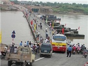 Bóng đá anh, ngoại hạng anh, lịch thi đấu euro 2012, Thông cầu phao sông Đuống sau khi bị đâm thủng